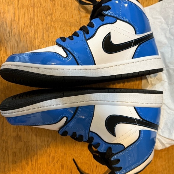 Nike Air Jordan Mid 1 SE Signal Blue/Black-White Sz Men’s 7.5 EUC with box main image 11